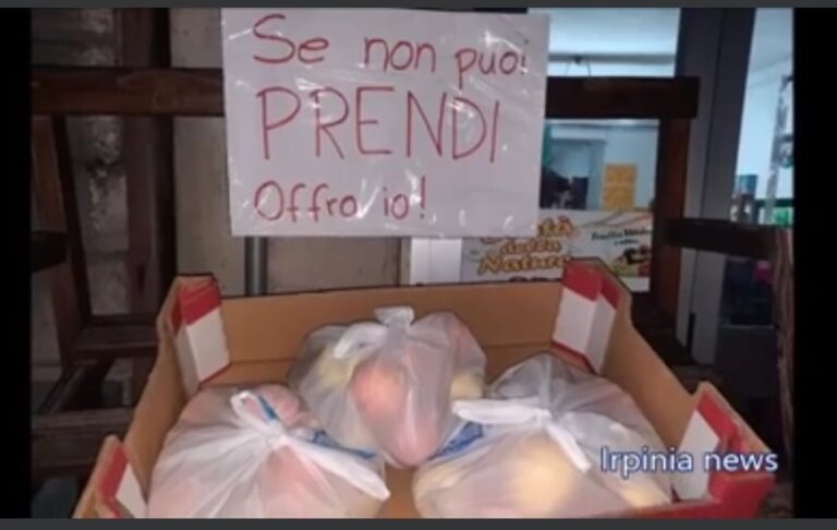 Teora, Alfredo regala frutta ai più bisognosi.Nel negozio il cartello: “Se non puoi, prendi pure, offro io”/VIDEO