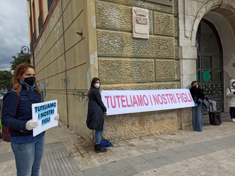 FOTO E VIDEO / Scuola, domani la prima campanella. Ma molti genitori hanno paura: “Meglio la Dad”