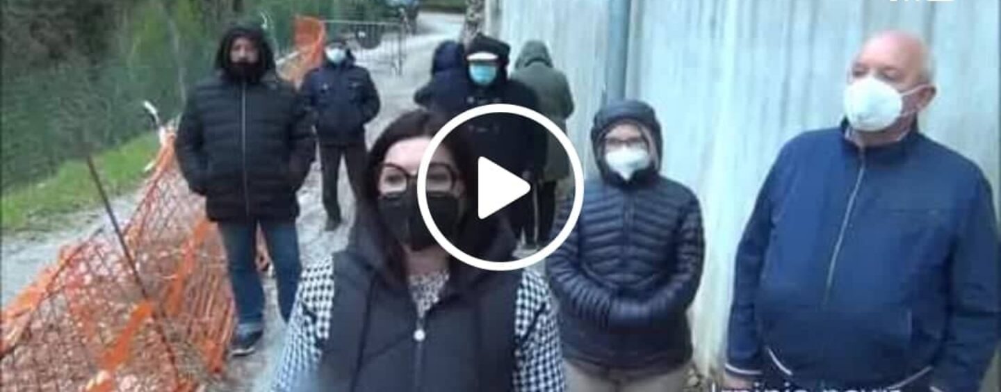 A Solofra frana una strada, 40 famiglie isolate da mesi: “Ci incateneremo davanti al Prefetto”/VIDEO