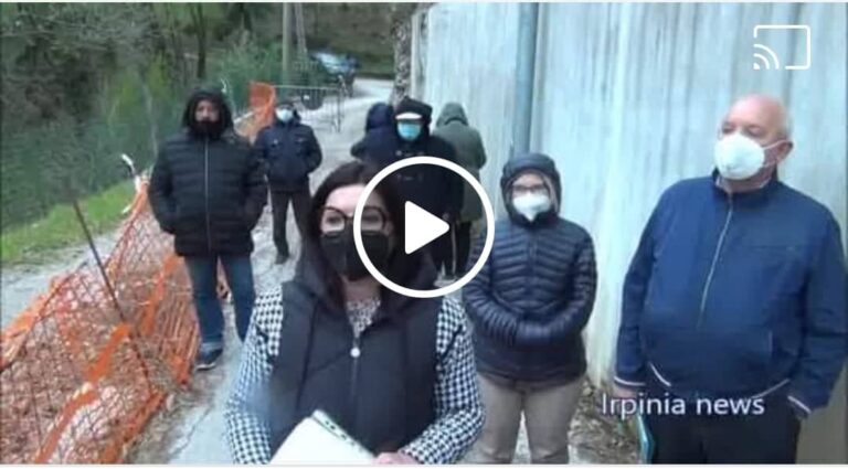 A Solofra frana una strada, 40 famiglie isolate da mesi: “Ci incateneremo davanti al Prefetto”/VIDEO