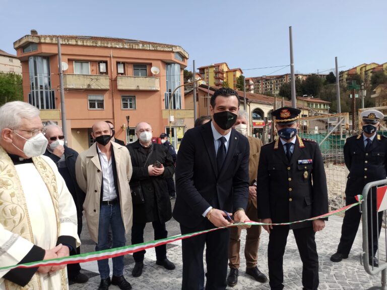 FOTO E VIDEO / Avellino, ecco metà piazza Castello: c’è la bretella. Il sindaco: “In futuro sarà soprattutto pedonale”
