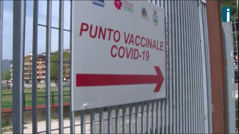 VIDEO/ Vaccinazioni, dopo lo stop la campagna riprende al Campo Coni di Avellino