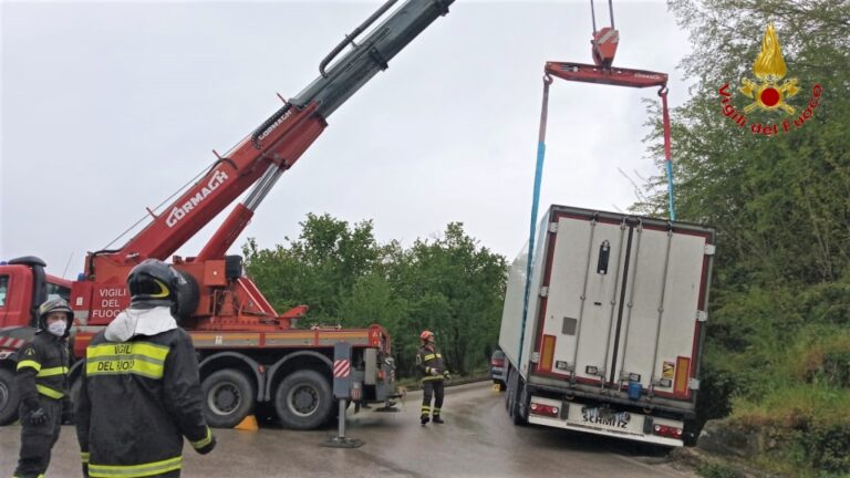 VIDEO E FOTO / Atripalda, tir esce fuori strada sulla provinciale: sul posto i pompieri con due squadre