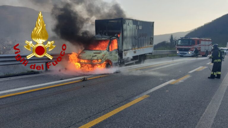 A16, autocarro prende fuoco: conducente impaurito ma salvo