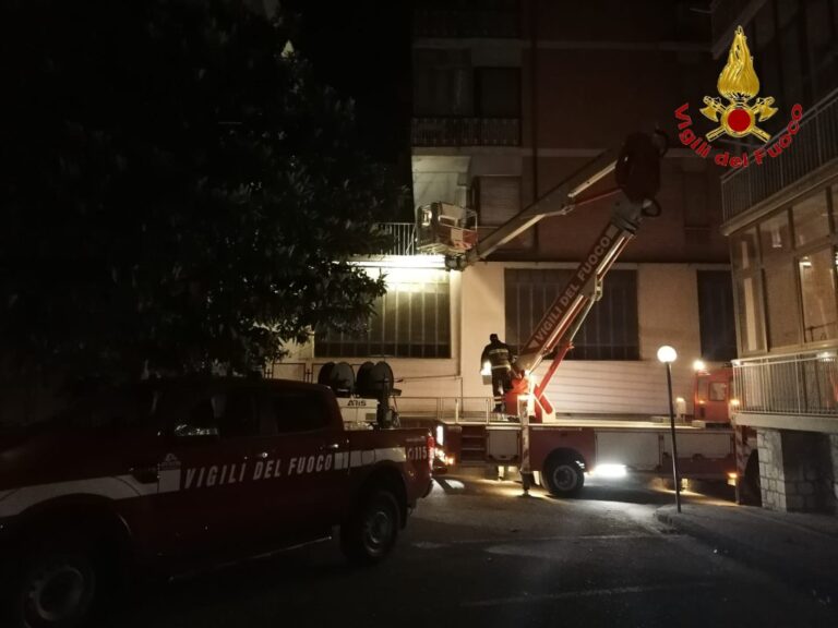 VIDEO / Avellino, fiamme su un terrazzo: intervengono i Vigili del Fuoco