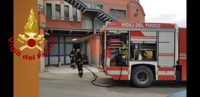 Ariano, incendio in una struttura alberghiera in disuso da anni