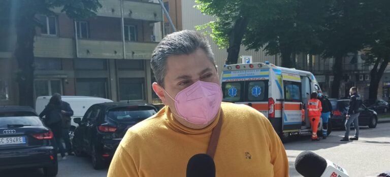 VIDEO/ “L’ho fatto per mia madre”: parla l’uomo che ha minacciato di darsi fuoco al centro vaccinale