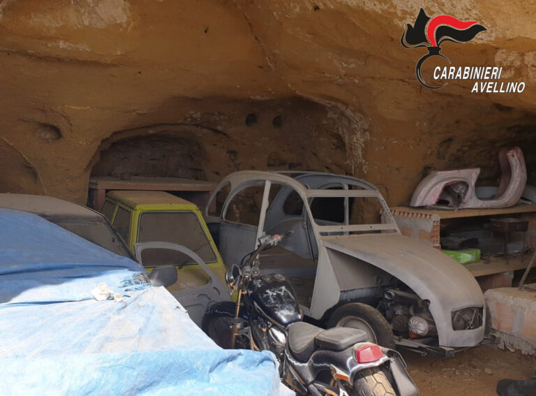 FOTO / Carrozzeria clandestina ad Ariano Irpino: denuncia per due