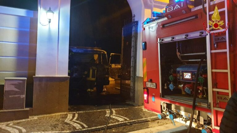 Quadrelle, autocarro in fiamme nella notte: indagano i carabinieri