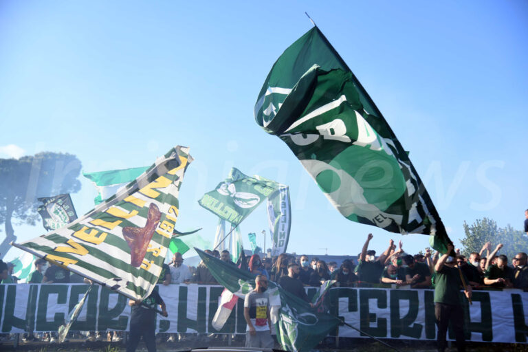 “Uniti, compatti, fieri e terroni”. La Sud chiama a raccolta l’Irpinia per il d-day contro il Padova