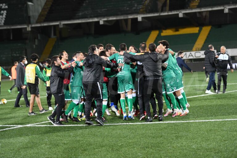 Play off – Il tecnico dei lupi Braglia torna al 3 – 5 – 2: ballottaggio tra Miceli e Dossena al centro della difesa. Arbitra Colombo di Como