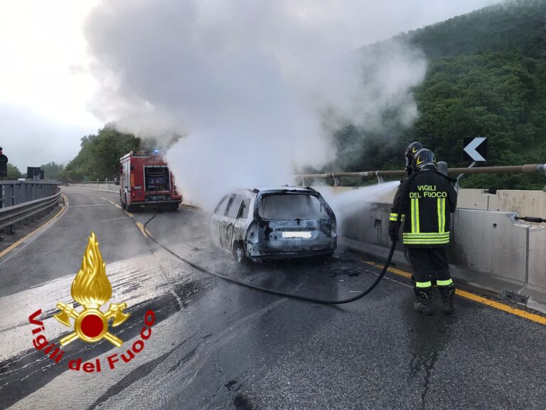 VIDEO/ Monteforte Irpino, incendio in autostrada: illesi quattro operai