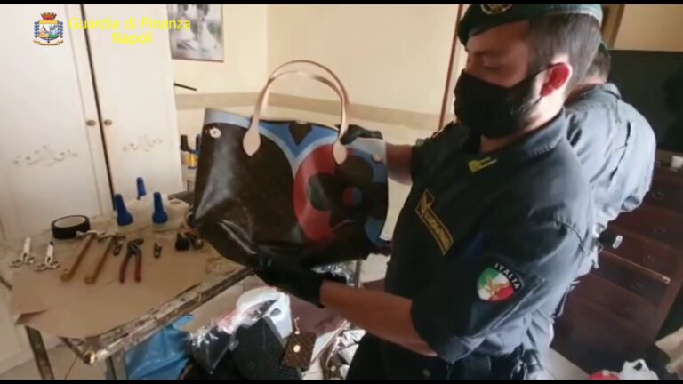 VIDEO / Napoli, scoperta “fabbrica del falso”: sequestrati 7000 articoli contraffatti e 100 macchinari