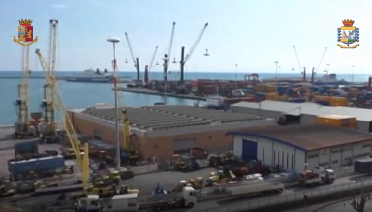 Porto di Salerno, sequestrati due borsoni con oltre 65 kg di cocaina: avrebbero fruttato milioni di euro