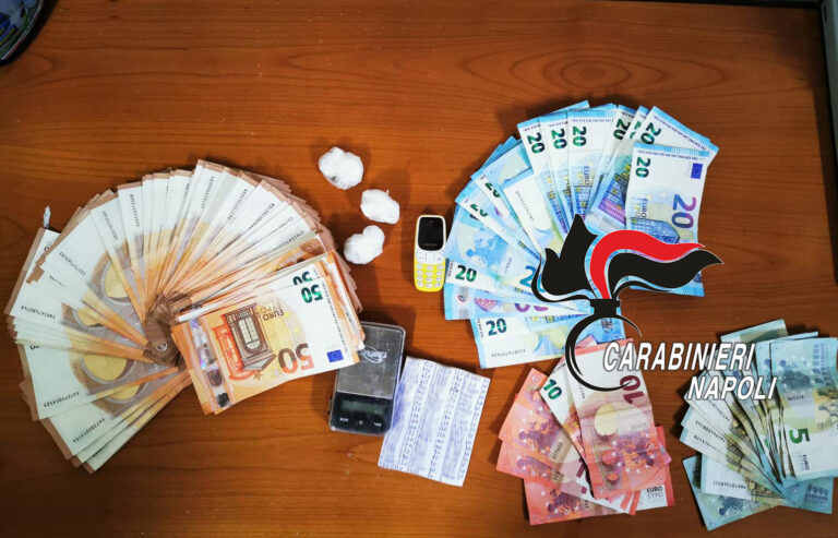 Volla, coppia di pusher arrestata: trovati in casa cocaina e oltre 5mila euro in contante