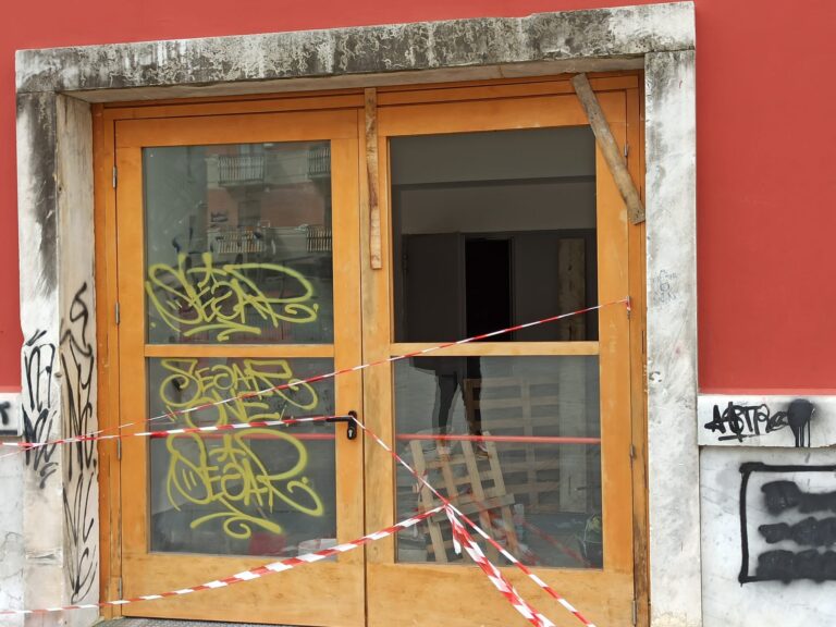 FOTO E VIDEO / L’ex cinema Eliseo terra di nessuno. Il futuro? Gli assessori: “Parlate col sindaco”. Ma Festa “scappa”