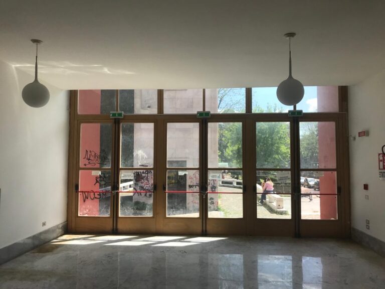 VIDEO-FOTO/ Viaggio nell’ex Eliseo dopo gli atti vandalici. Cipriano: “Un delitto culturale e civile”
