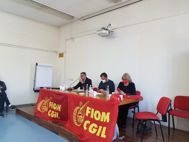 FOTO / “Il Sud rischia la desertificazione industriale”. Dall’Irpinia la Fiom Cgil suona l’allarme