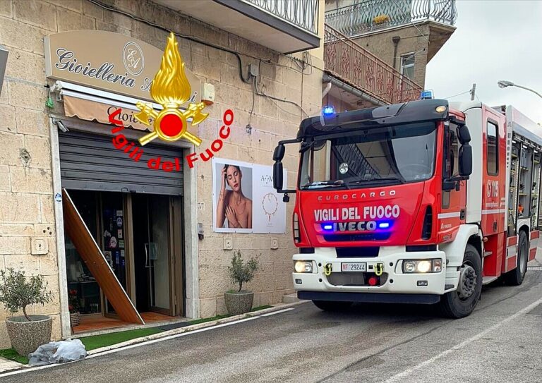Gesualdo, a fuoco una gioielleria: fiamme spente dai caschi rossi