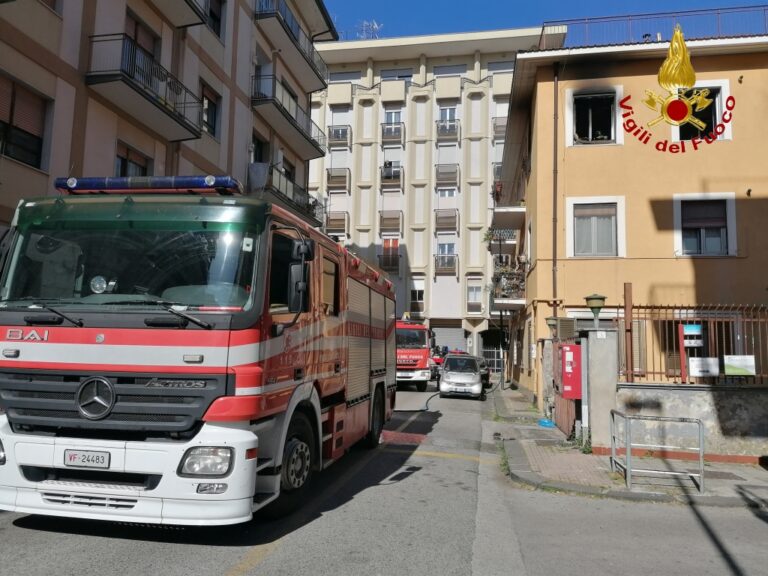 FOTO E VIDEO / Avellino, incendio in pieno centro: 78enne inala gas tossici e sviene, ricoverata in ospedale