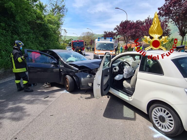 Montoro, incidente tra due auto: sei persone ferite