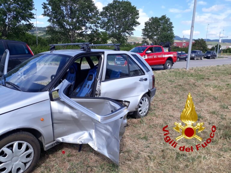 Schianto stradale tra due auto nell’area industriale di Flumeri: 84enne portato in ospedale