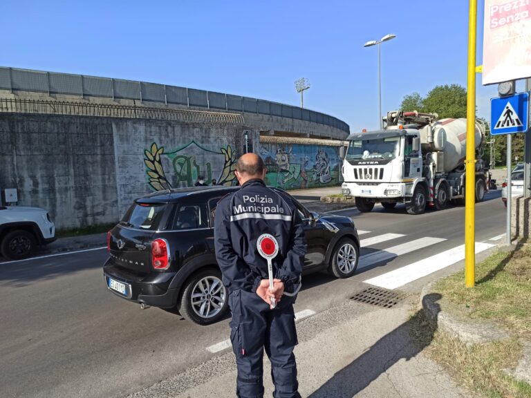Mercato, traffico in tilt. Il sindaco: “E’ una cosa fisiologica, succedeva anche prima. La gente non può usare l’elicottero”
