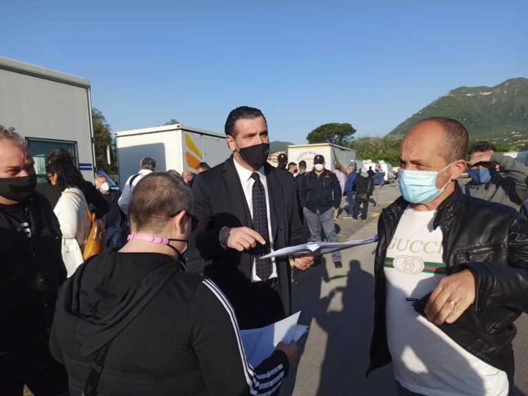 FOTO E VIDEO / Mercato, ripresa ad andamento lento. Il sindaco: “Nessuna preoccupazione sotto l’aspetto sanitario”