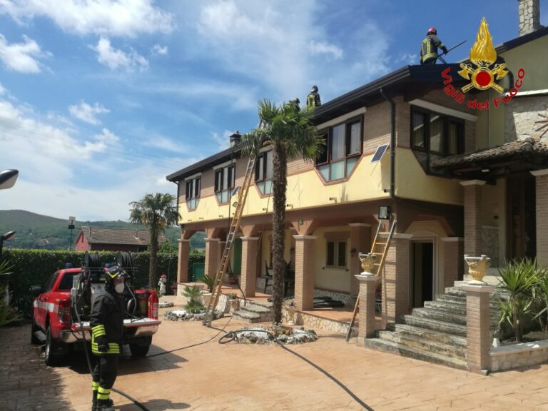 FOTO E VIDEO / Santo Stefano del Sole, s’incendia il tetto di una villetta: mattinata di paura