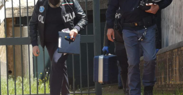 Avellino, Polizia Scientifica nel fossato dell’ex Carcere Borbonico: rinvenuta una pistola scacciacani
