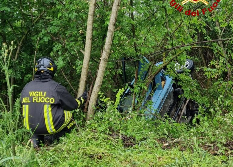 FOTO / Ariano, esce fuoristrada con l’auto e resta incastrato: estratto dai pompieri