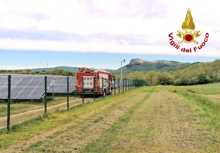 Sant’Andrea di Conza, impianto fotovoltaico in fiamme: sul posto i vigili del fuoco