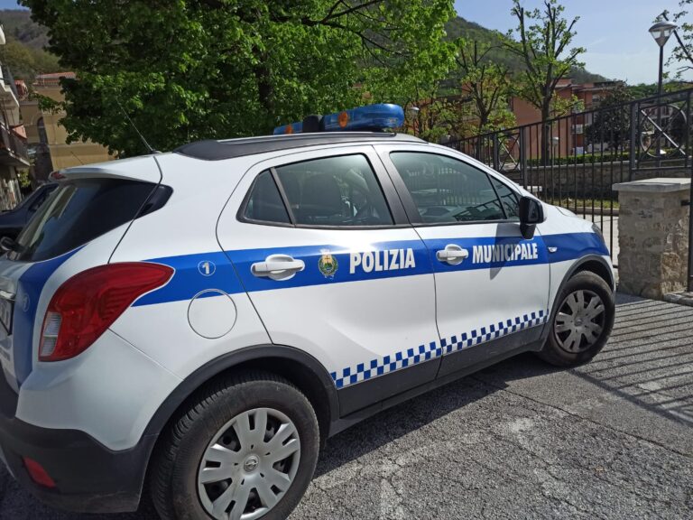 Investe una donna  sulle strisce e si allontana senza prestare soccorso