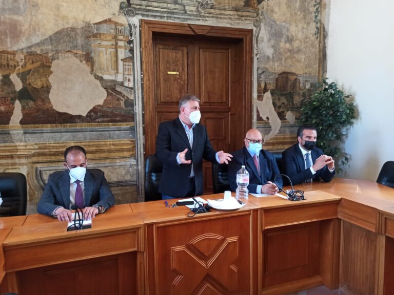 FOTO E VIDEO / Landolfi ridimensionato, Solofra “convoca” Pizzuti e chiama il Governatore. Il sindaco Vignola: “Confido in De Luca”
