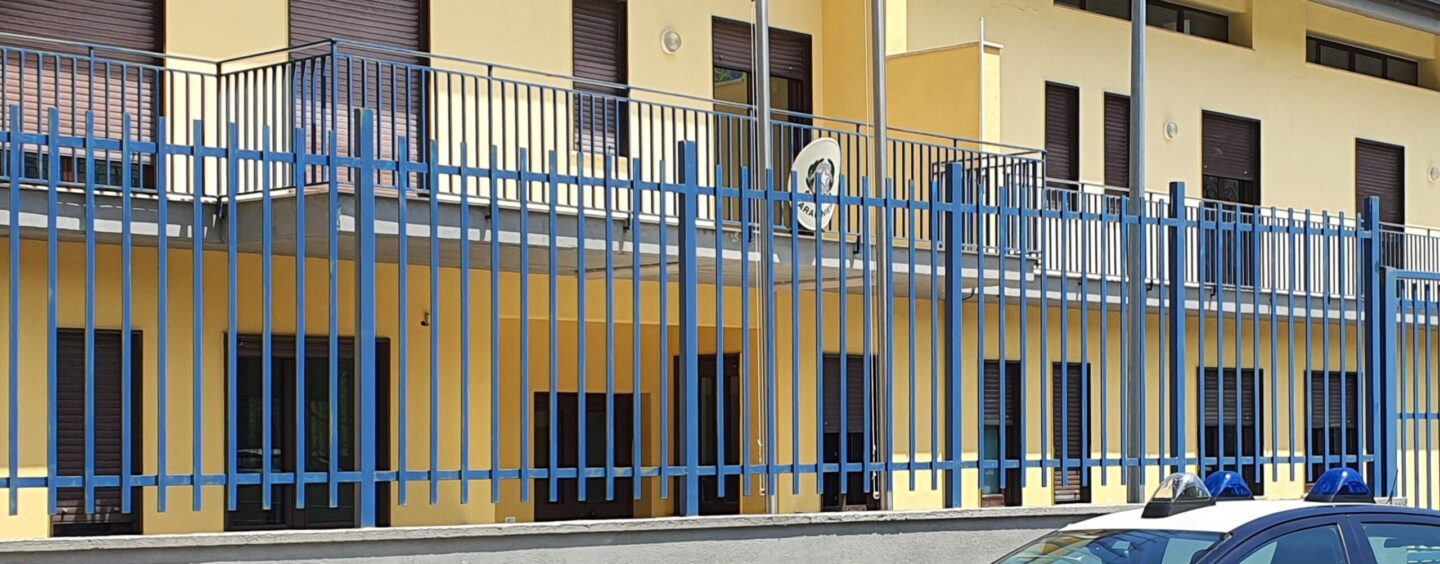 In preda ai fumi dell’alcol aggredisce passanti e minaccia i Carabinieri: denunciato esagitato