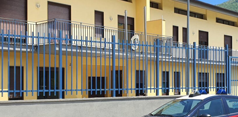 In preda ai fumi dell’alcol aggredisce passanti e minaccia i Carabinieri: denunciato esagitato