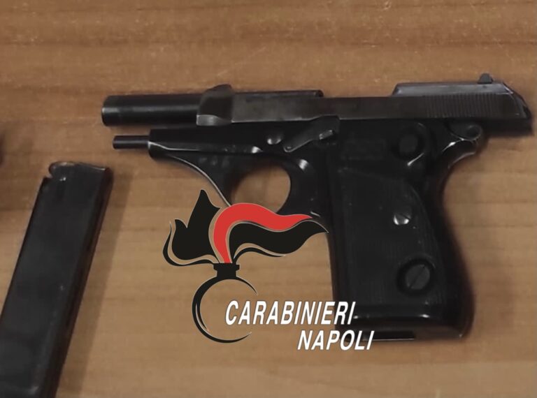 Sant’Antimo, madre e figlio arrestati: trovati documenti falsi, arma illegale e ordigni artigianali