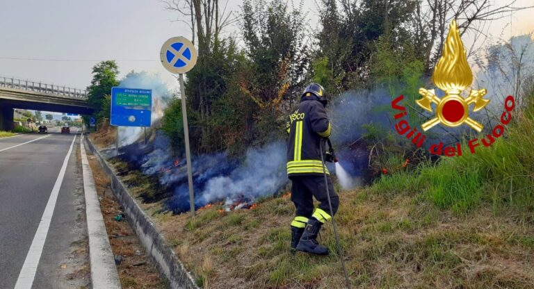 Manocalzati: incendio di sterpaglie lungo la Strada Statale 7