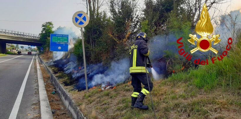 Manocalzati: incendio di sterpaglie lungo la Strada Statale 7