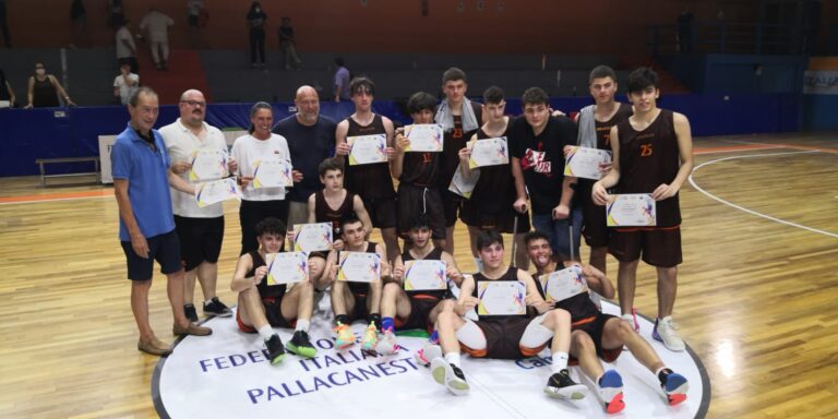 FOTO / Nell’anno orribile il basket irpino si prende una rivincita grazie all’Acsi ’90: campione regionale under 18. I complimenti di Pino Sacripanti
