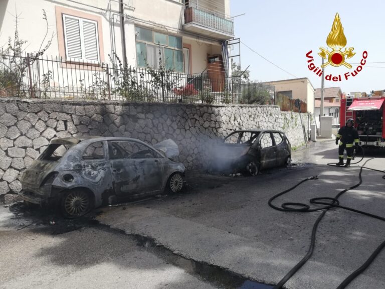 Ariano, in fiamme due autovetture in sosta