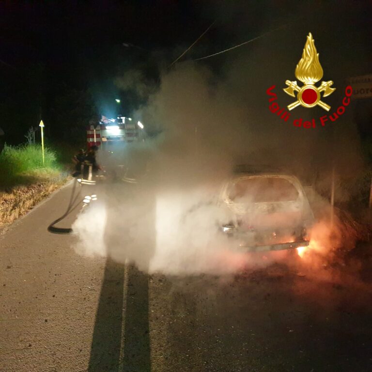 VIDEO / Roccabascerana, auto in fiamme sulla provinciale 175: tanto spavento per un uomo ed una donna