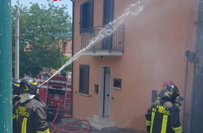 FOTO / Incendio in un’abitazione, paura a Cesinali