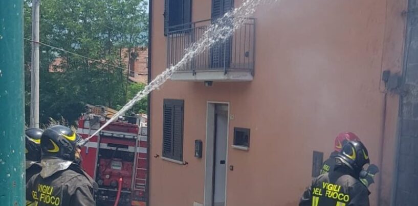 FOTO / Incendio in un’abitazione, paura a Cesinali