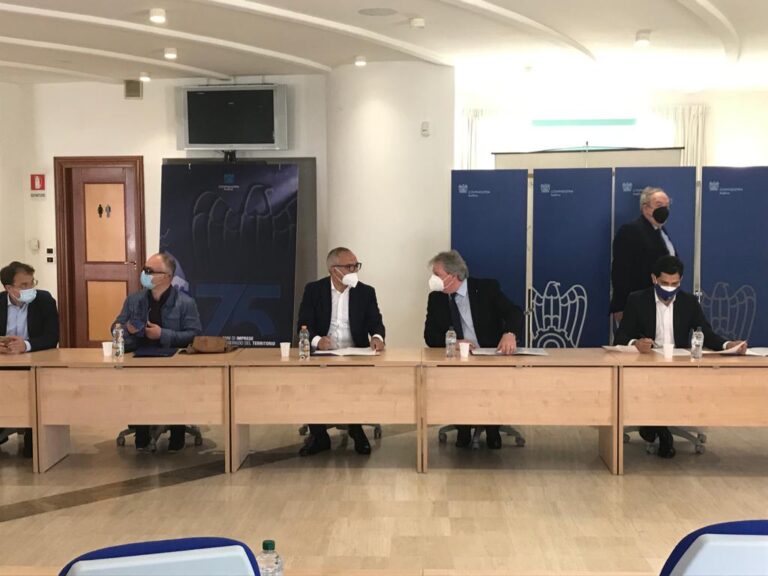 VIDEO/ Stazione Hirpinia, protocollo d’intesa per le vie di collegamento