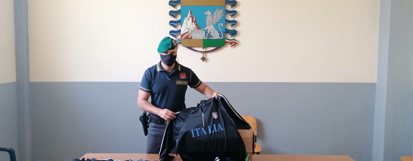 FOTO / Febbre azzurra, la Finanza sequestra maglie e gadget della Nazionale non sicuri