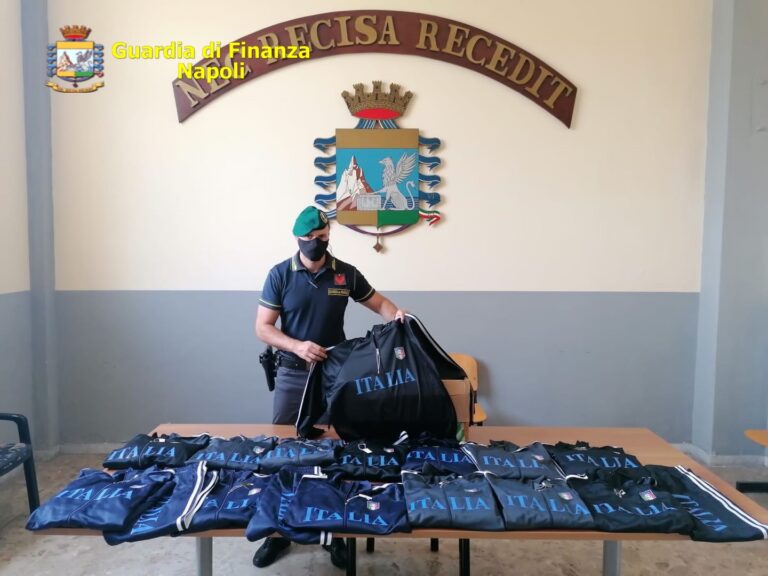 FOTO / Febbre azzurra, la Finanza sequestra maglie e gadget della Nazionale non sicuri