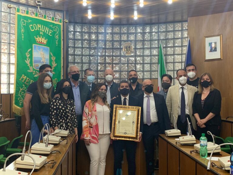 FOTO E VIDEO / Verde come la speranza, Mercogliano “riparte” dal nuovo gonfalone e dal matrimonio in pieno lockdown di Antonio ed Emy