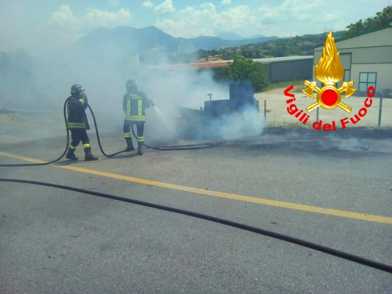 Furgone in fiamme sulla SS 7 Appia: in sei si salvano per un soffio