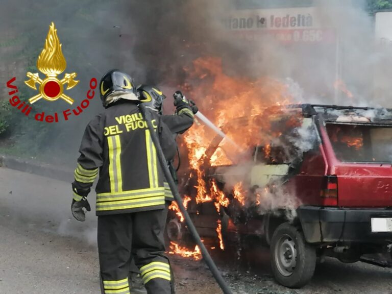 Auto in fiamme sulla Provinciale 104, paura per un 67enne a Montoro